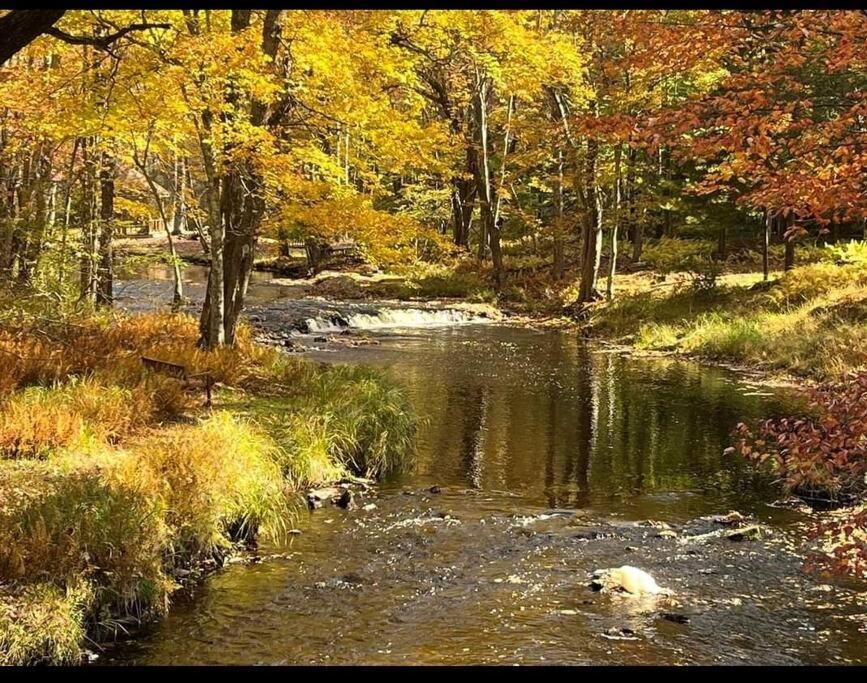 On The Water In The Poconos Relax @ The Holiday home *