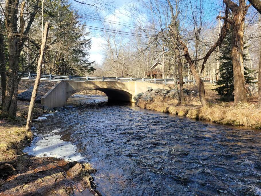 On The Water In The Poconos Relax @ The Holiday home Locust Lakes Village