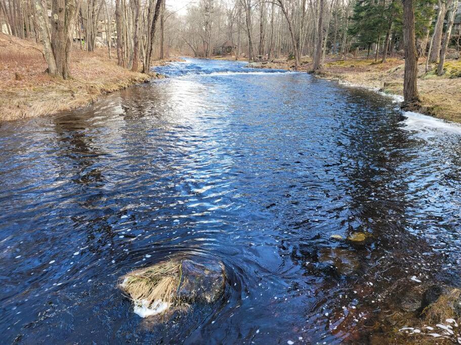 On The Water In The Poconos Relax @ The Holiday home *